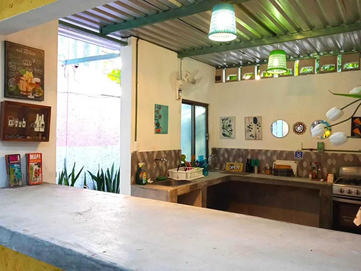 Room In Guest Room - Low Budget Small Room, With Wi-Fi Private Bathroom At Downtown Cancún Gasthuis