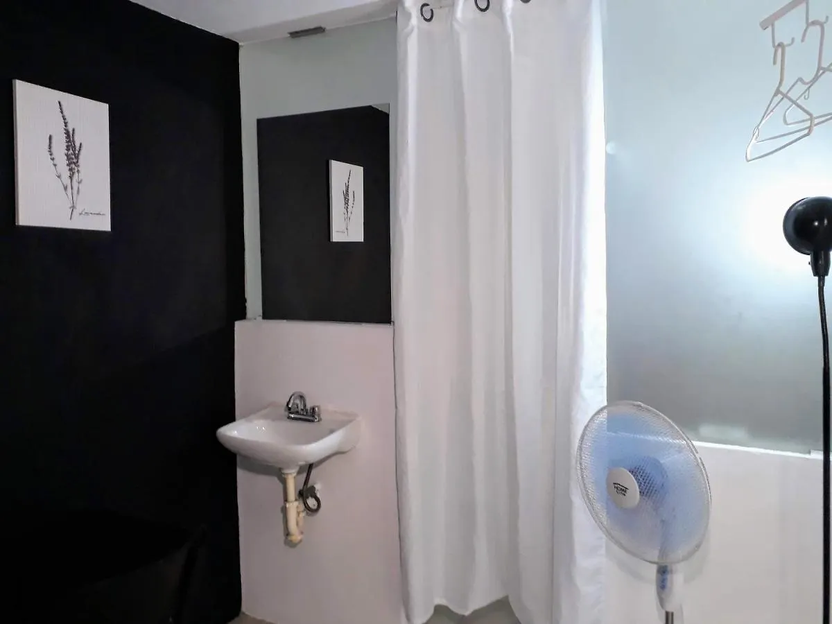 Room In Guest Room - Low Budget Small Room, With Wi-Fi Private Bathroom At Downtown Cancún Gasthuis